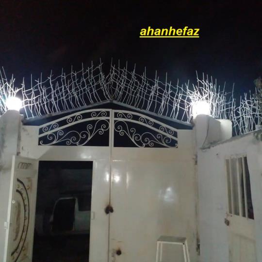 گارد محافظ بالای دیوار