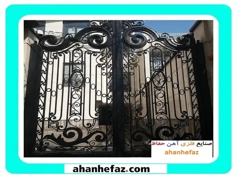 درب آهنی حیاط