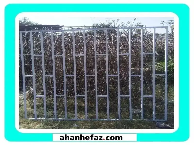 حفاظ آهنی پشت پنجره ای
