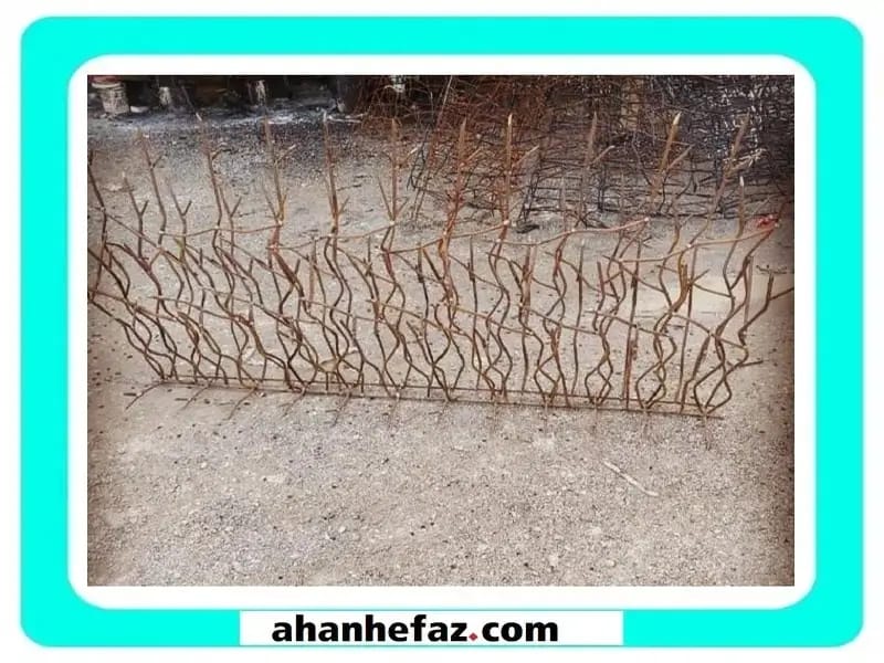 نرده آهنی روی دیوار