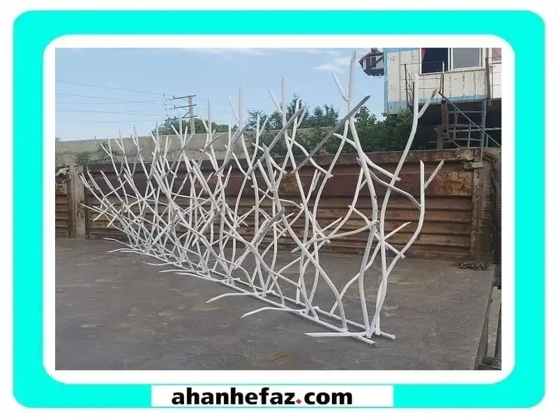 محافظ روی دیوار