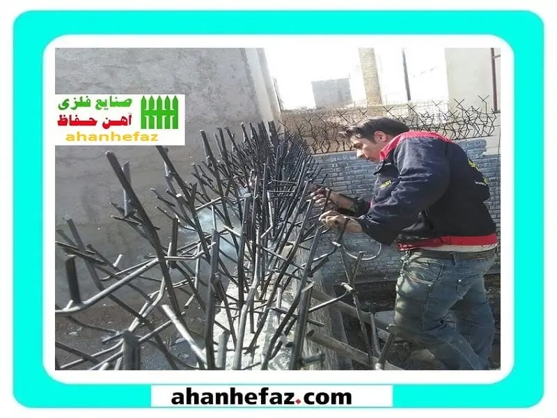 حفاظ شاخ گوزنی گارد روی دیوار حیاط